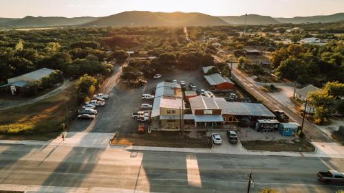 Leakey Hotel | Historic Leakey Inn: Family-Friendly Getaway with Pool
