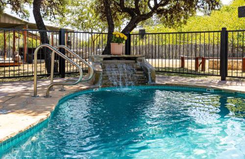 Leakey Hotel | Historic Leakey Inn: Family-Friendly Getaway with Pool
