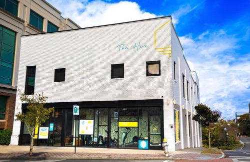 River District House | Stay at The Hive 104 Bees Knees - Perfect for Families