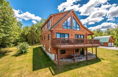 Brownfield House | Experience The Hive at Blue Spruce Lodge with Mountain Views