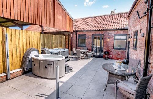 Arnold House | Enjoy Family-Friendly Comfort at The Hive with Hot Tub