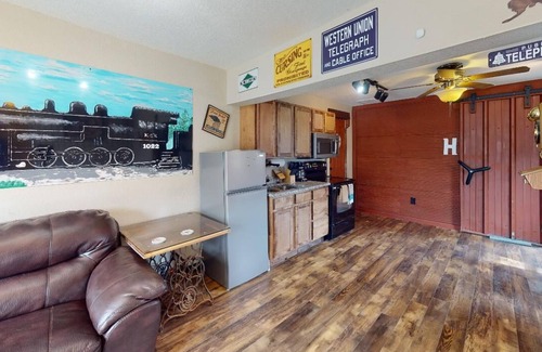 Neosho Apartment | Pet-Friendly Hobo Hideaway: Perfect Location Near Neosho Square