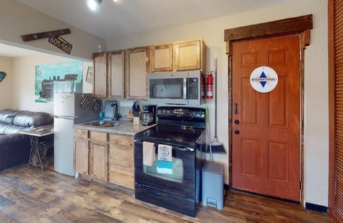 Neosho Apartment | Pet-Friendly Hobo Hideaway: Perfect Location Near Neosho Square