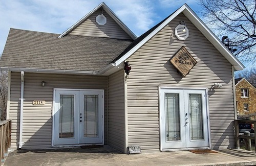 Neosho Apartment | Pet-Friendly Hobo Hideaway: Perfect Location Near Neosho Square