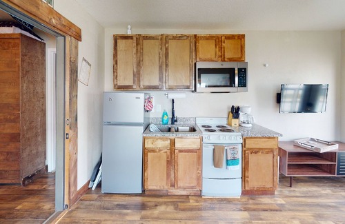 Neosho Apartment | Pet-Friendly Hobo Hideaway Unit A Near Neosho Square