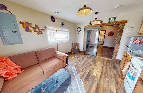 Neosho Apartment | Pet-Friendly Hobo Hideaway Unit A Near Neosho Square