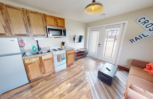Neosho Apartment | Pet-Friendly Hobo Hideaway Unit A Near Neosho Square