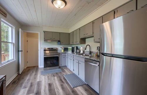 Logan Cottage | Experience The Hocking Cottage: Hot Tub & Arcades Await