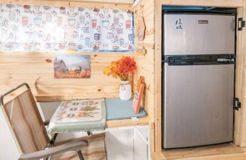 Carbon Hill House | Discover The Hocking Hills - MAGICAL SKOOLIE Experience!