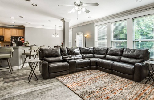 Red Oak House | The home is the perfect space for your Family Vacation/Staycation, or Business.