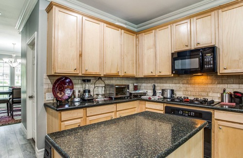 Red Oak House | The home is the perfect space for your Family Vacation/Staycation, or Business.