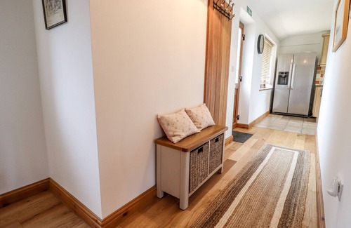 Tidenham Cottage | Romantic Getaway at The Honey Pot with Hot Tub in Chepstow