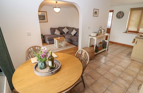 Tidenham Cottage | Romantic Getaway at The Honey Pot with Hot Tub in Chepstow