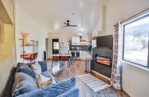 Glendale House | Pet-Friendly Retreat: The Honeybee at Zen Zion, Rated 10/10