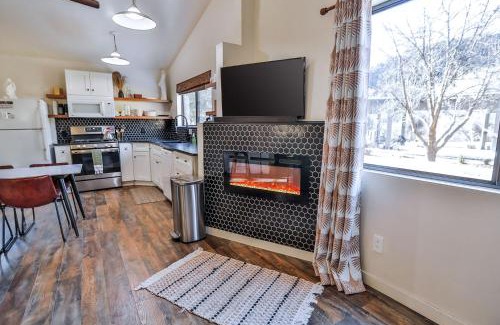 Glendale House | Pet-Friendly Retreat: The Honeybee at Zen Zion, Rated 10/10