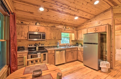 Helen Cabin | Cozy 'The HoneyBee' Cabin with Hot Tub & Pet-Friendly Perks