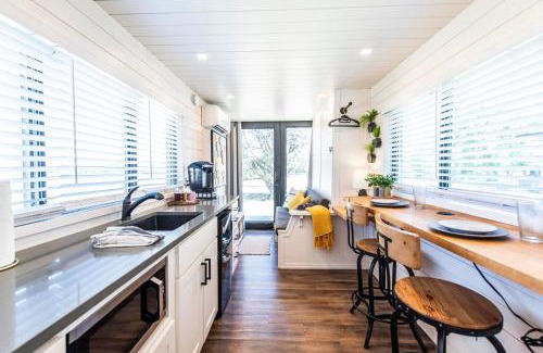 Waco House | Cozy Container Home Near Magnolia & Baylor - Guest Rated 8/10