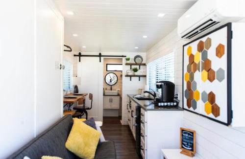 Waco House | Cozy Container Home Near Magnolia & Baylor - Guest Rated 8/10