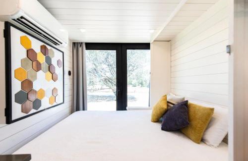 Waco House | Cozy Container Home Near Magnolia & Baylor - Guest Rated 8/10