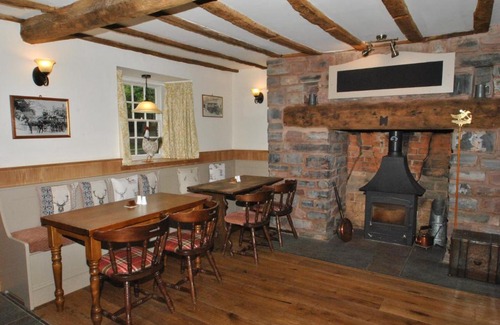 Kilve Hotel | Experience Comfort at The Hood Arms - Pet Friendly & Family Ready