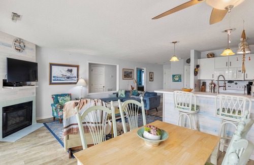 Manteo Condo | Experience Sparrow's Perch: Waterfront Condo in Pirates Cove