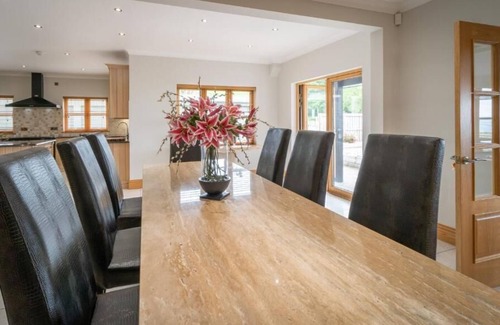 Bathgate House | Experience Comfort at The Hoose at The Vu with Breakfast