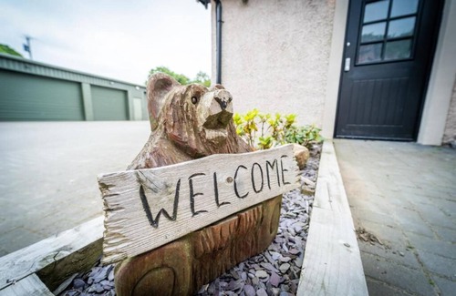 Bathgate House | Experience Comfort at The Hoose at The Vu with Breakfast