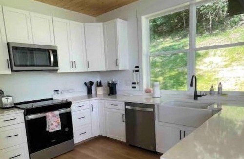 Silver Point House | Top-Rated Hoot Home: Spa, Hot Tub & Family-Friendly Stay