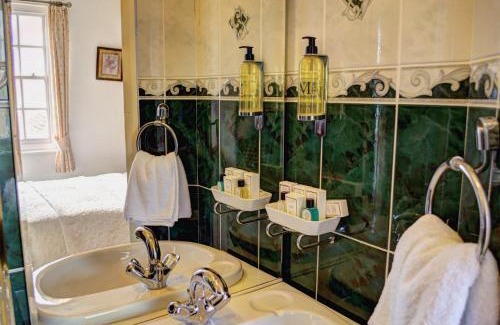 Rye Hotel | Discover The Hope Anchor: Family-Friendly Dining & Comfort