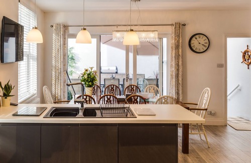 Muston Apartment | Cozy Hopecliffe, Filey: Steps from the Beach & Ocean Views