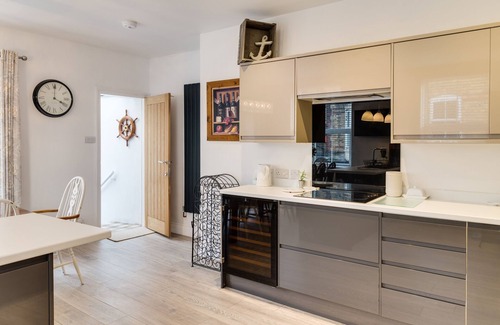 Muston Apartment | Cozy Hopecliffe, Filey: Steps from the Beach & Ocean Views