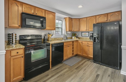 Potomac Falls House | Relaxing Retreat: Private Yard & Pet Friendly Near DC