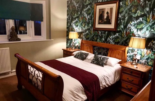 Cooling Hotel | Discover The Horseshoe and Castle: 4-Star Family Getaway