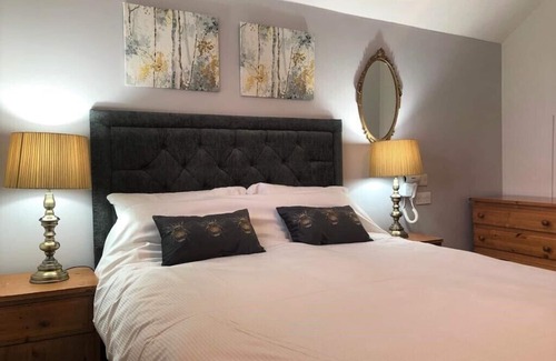 Cooling Hotel | Discover The Horseshoe and Castle: 4-Star Family Getaway