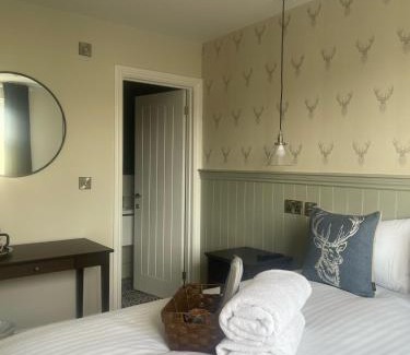 Cooling Hotel | Discover The Horseshoe & Castle: Pet-Friendly Retreat