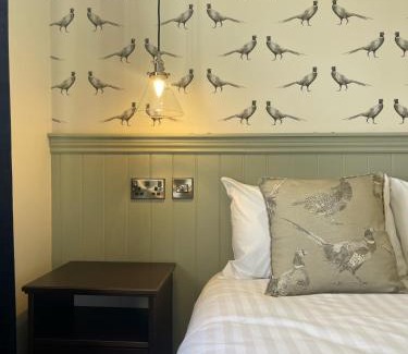 Cooling Hotel | Discover The Horseshoe & Castle: Pet-Friendly Retreat