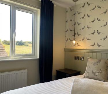 Cooling Hotel | Discover The Horseshoe & Castle: Pet-Friendly Retreat