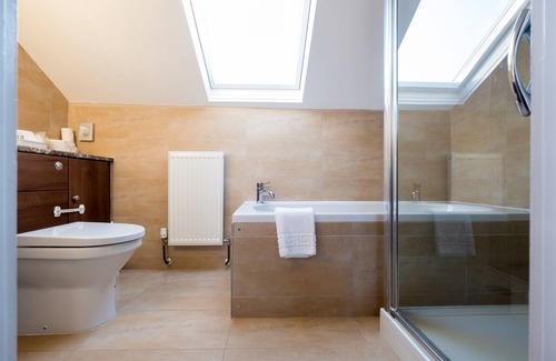 Levisham Hotel | Experience The Horseshoe Inn: Guest Rated 10/10 with Kitchen