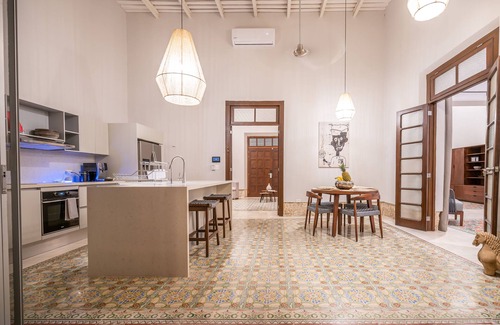 Centro Villa | Discover The Horseshoe: Pool Oasis & Rooftop Views