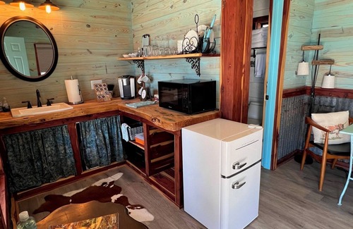 Wimberley House | Romantic Escape at The Hot Tub Bunk House with Ocean Views