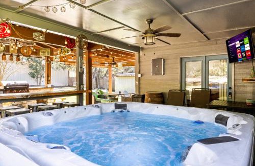 Canyon Lake House | Relax at the Hot Tub Farmhouse: Pet-Friendly Retreat