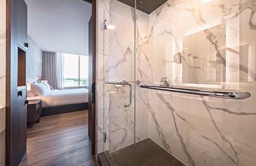 Bucktown Hotel | Relax at The Hotel at Midtown: 4-Star Retreat with Spa & Pool