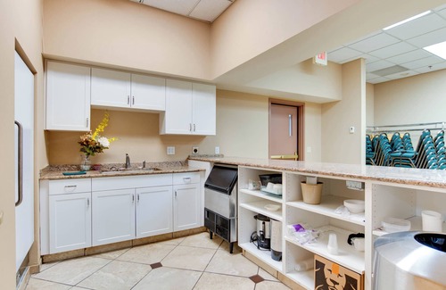 Bemidji Hotel | Inviting Stays at The Hotel Bemidji with Pool & Breakfast