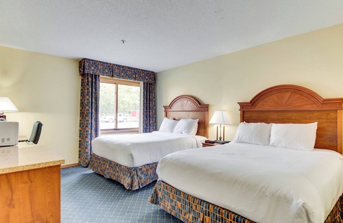 Bemidji Hotel | Inviting Stays at The Hotel Bemidji with Pool & Breakfast
