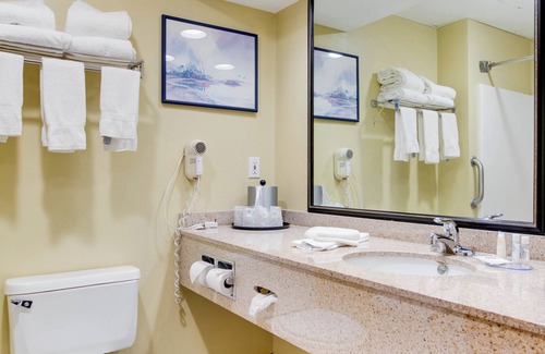 Bemidji Hotel | Inviting Stays at The Hotel Bemidji with Pool & Breakfast