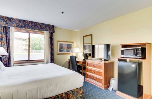 Bemidji Hotel | Inviting Stays at The Hotel Bemidji with Pool & Breakfast