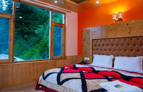 Manali Hotel | Beautiful Views & Family-Friendly Stay Near the Market
