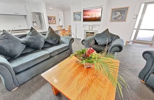 Nelson South Hotel | Discover The Hotel Nelson: Family-Friendly with Pool & Dining