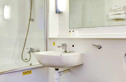 Harbury Hotel | Cozy Stay at The Hotel Rafiya in Redditch with Breakfast