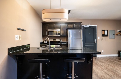 Bowling Green Hotel | Top-Rated Hotel Sync: Family-Friendly with Pool & Restaurant
